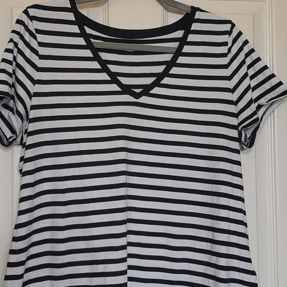 Old Navy Black and White Striped Tee - Picture 1 of 3